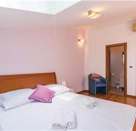 9 Bedroom Villa with Pool near Pula, Sleeps 18